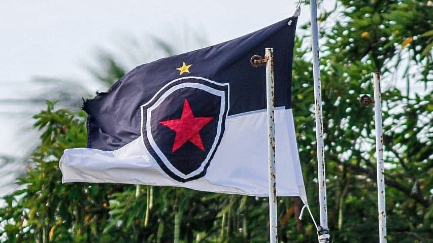 Bandeira do Botafogo-PB no CT da Maravilha do Contorno