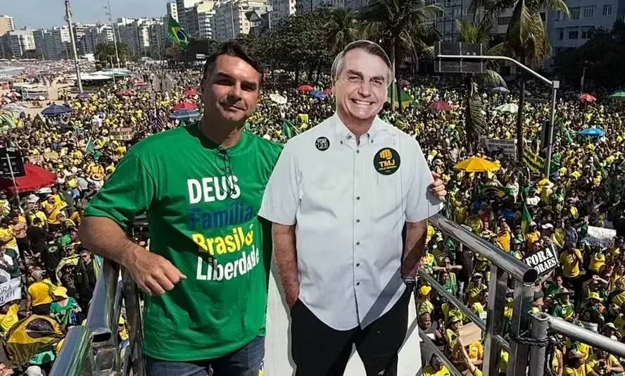 Flávio Bolsonaro com boneco de papelão de Jair Bolsonaro durante manifestação