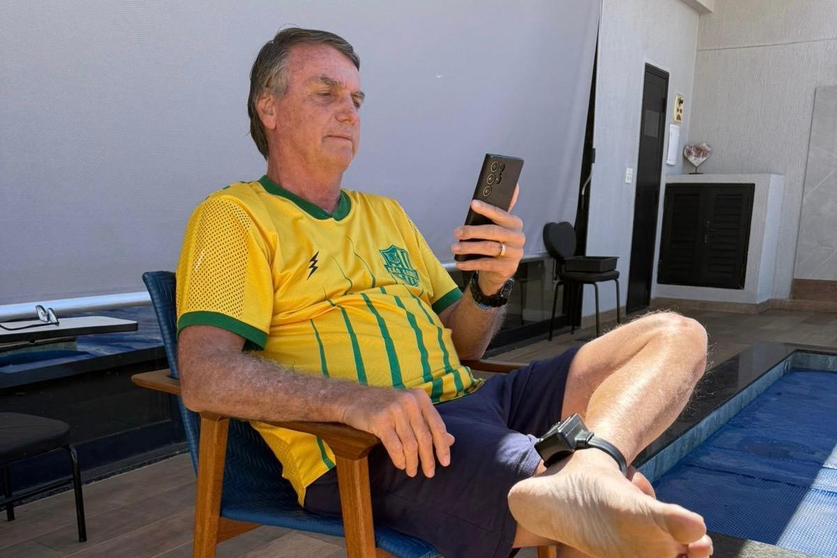 Jair Bolsonaro com tornozeleira