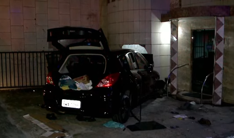 Carro alvo de perseguição colidiu com muro de clínica.