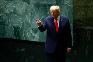 Donald Trump durante declaração sobre conflito com o Irã e possível ação militar dos EUA