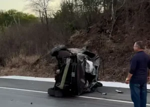 Carro após o capotamento.