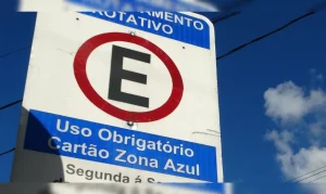 Área de estacionamento rotativo da Zona Azul em João Pessoa.
