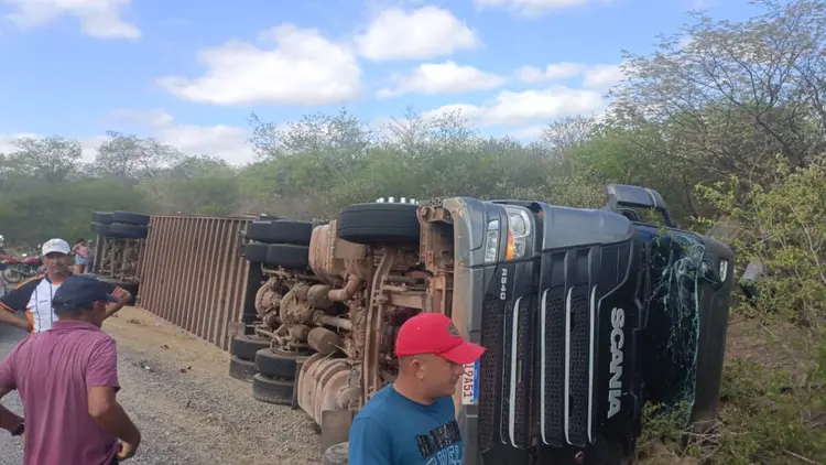 Acidente de carreta com bois na Paraíba