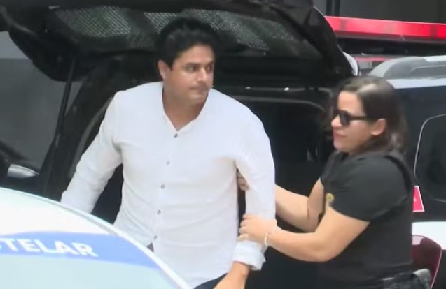 João Lima sendo conduzido para a delegacia