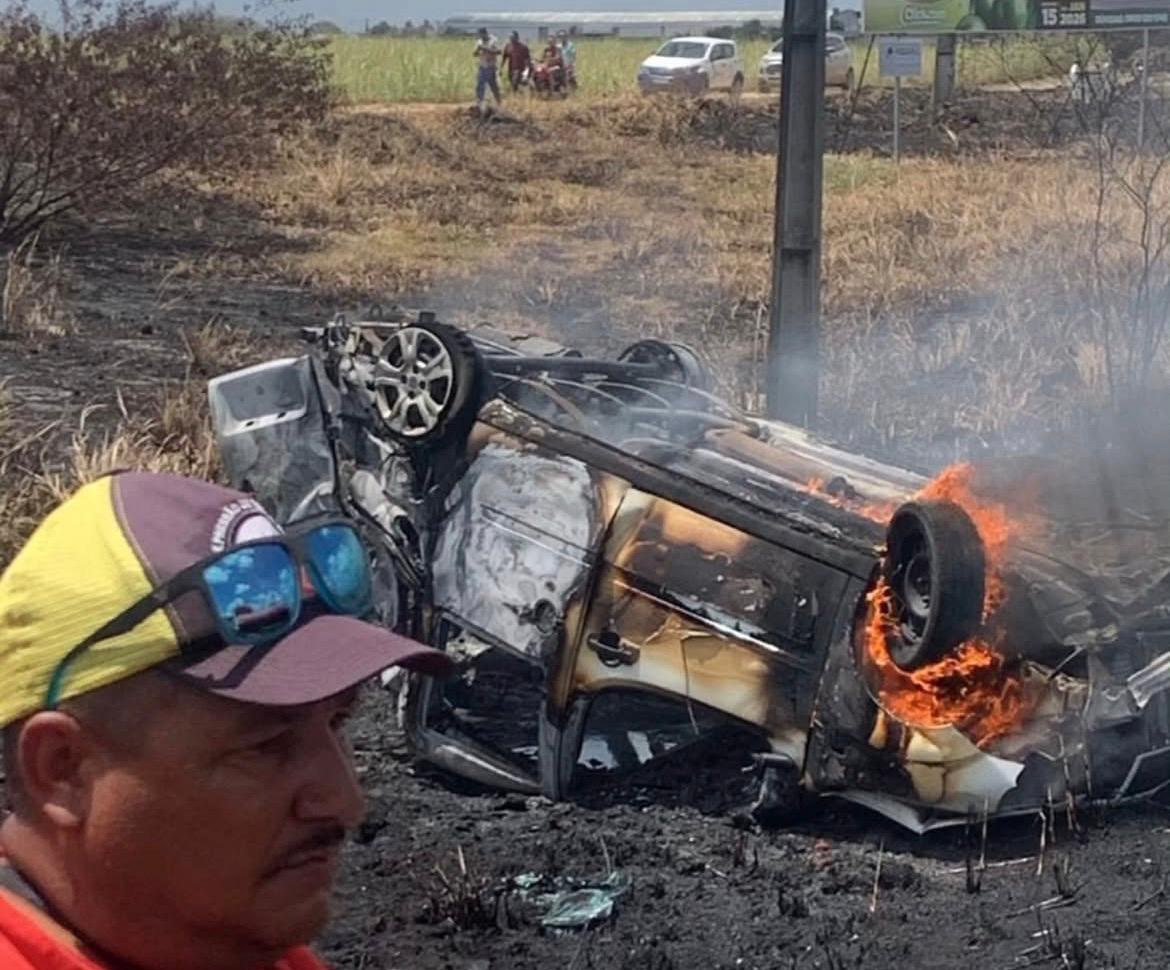 Acidente com carro na divisa entre Paraíba e Pernambuco