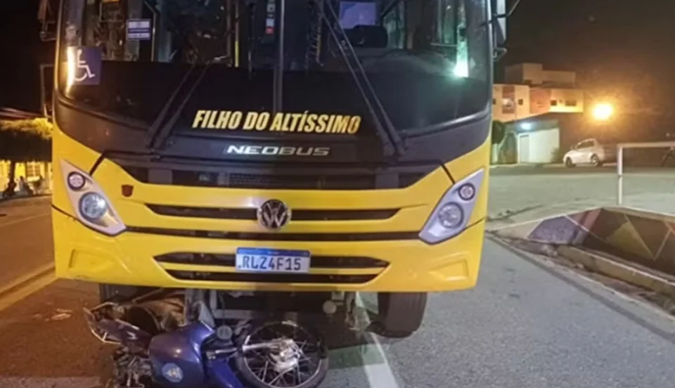 acidente entre ônibus e moto em Malta