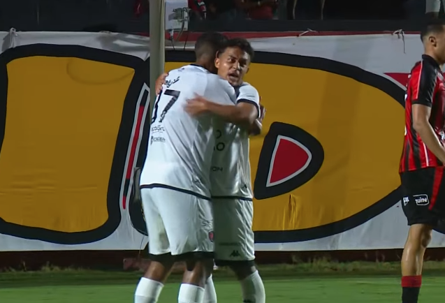 Jogadores do Botafogo-PB comemorando gol na vitória sobre o Vitória no Barradão