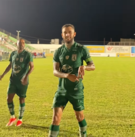 Diego Viana ao marcar o terceiro gol do Sousa sobre o Confiança nesta quinta-feira.