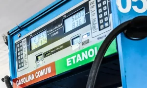A gasolina comum à vista oscila até R$ 0,67 em João Pessoa, com preços de R$ 6,23 a R$ 6,90, diz o Procon-JP.