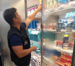 Um supermercado localizado no bairro Valentina Figueiredo foi autuado nesta quarta-feira (4) pela Secretaria Municipal de Proteção e Defesa do Consumidor de João Pessoa (Procon-JP) por comercializar produtos com prazo de validade vencido e itens sem data de fabricação. As mercadorias foram apreendidas e destruídas no próprio estabelecimento..