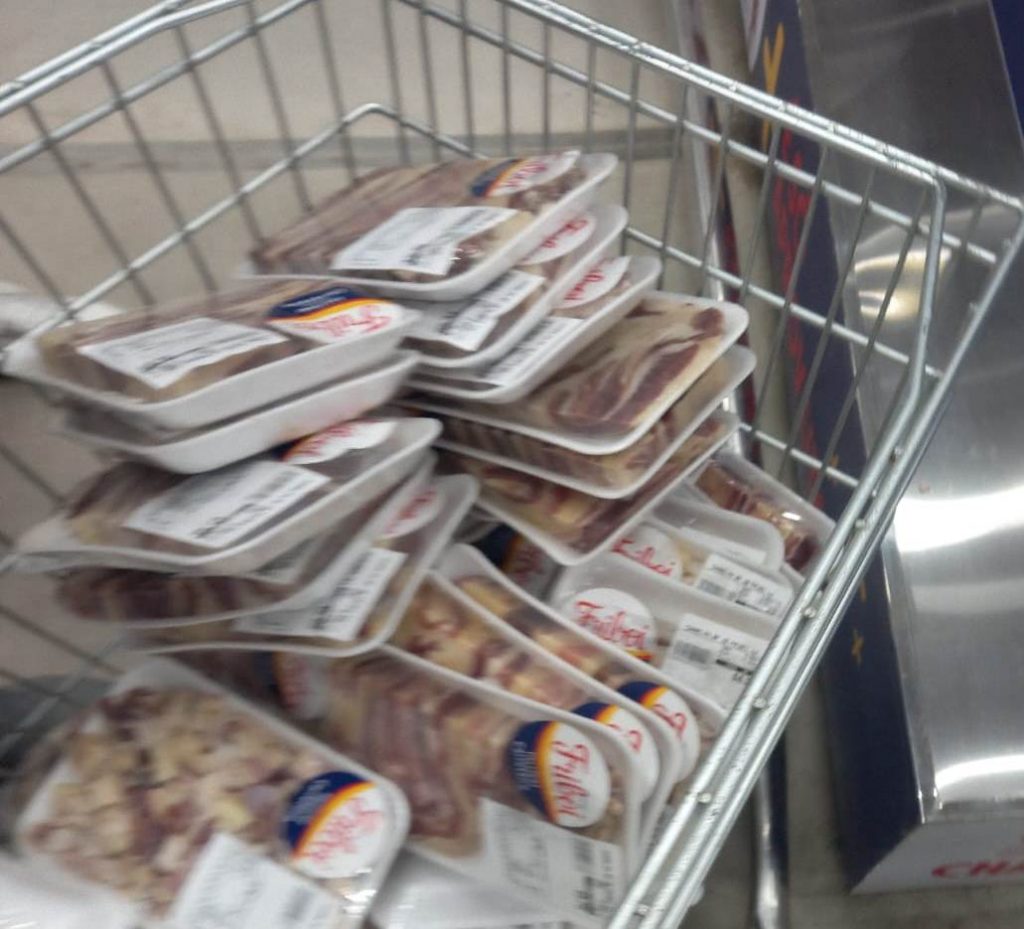 Um supermercado localizado no bairro Valentina Figueiredo foi autuado nesta quarta-feira (4) pela Secretaria Municipal de Proteção e Defesa do Consumidor de João Pessoa (Procon-JP) por comercializar produtos com prazo de validade vencido e itens sem data de fabricação. As mercadorias foram apreendidas e destruídas no próprio estabelecimento.