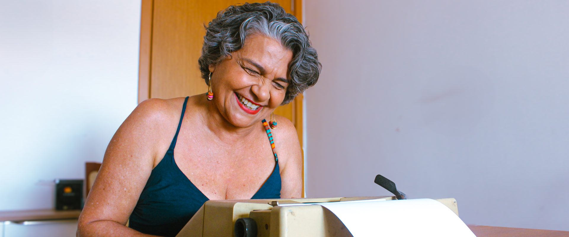 Romye Schneider celebra o Dia Mundial do Teatro com o stand-up “Depois dos 50, Só Riso” na Casa Caratelli