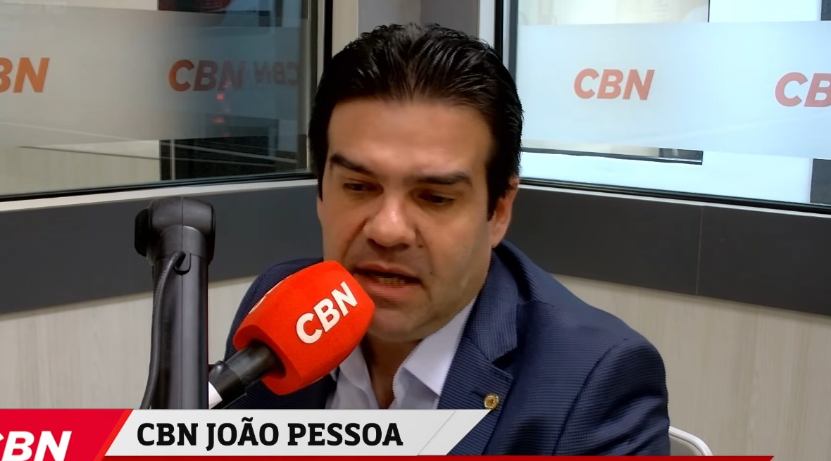Eduardo Carneiro durante entrevista