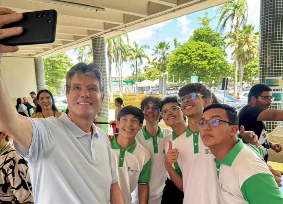 Ruy Carneiro e estudantes