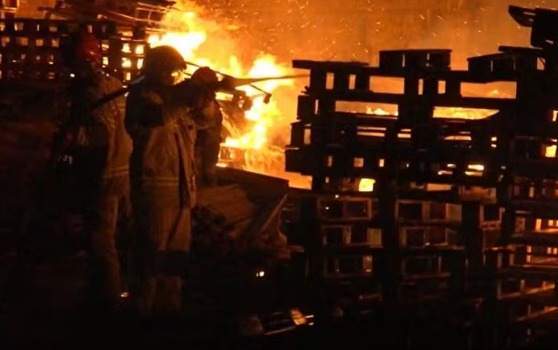 incêndio em depósito de paletes