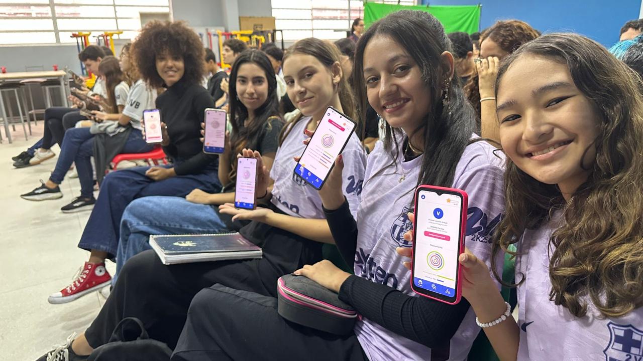 Estudantes participando de programa de educação empreendedora com uso de aplicativo educacional