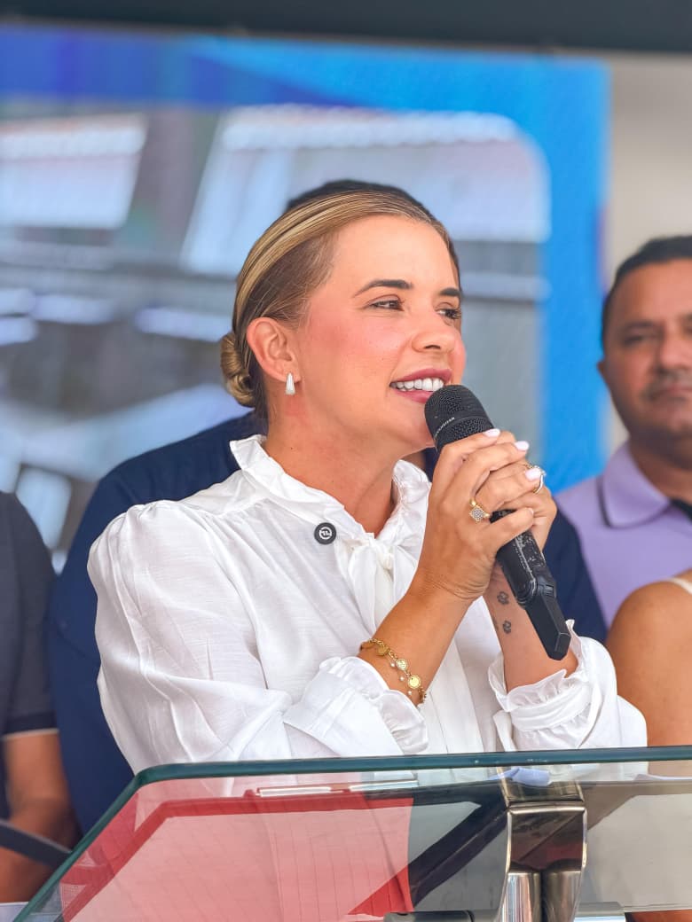 Prefeita Anna Virgínia durante entrega da escola reformada em Juazeirinho
