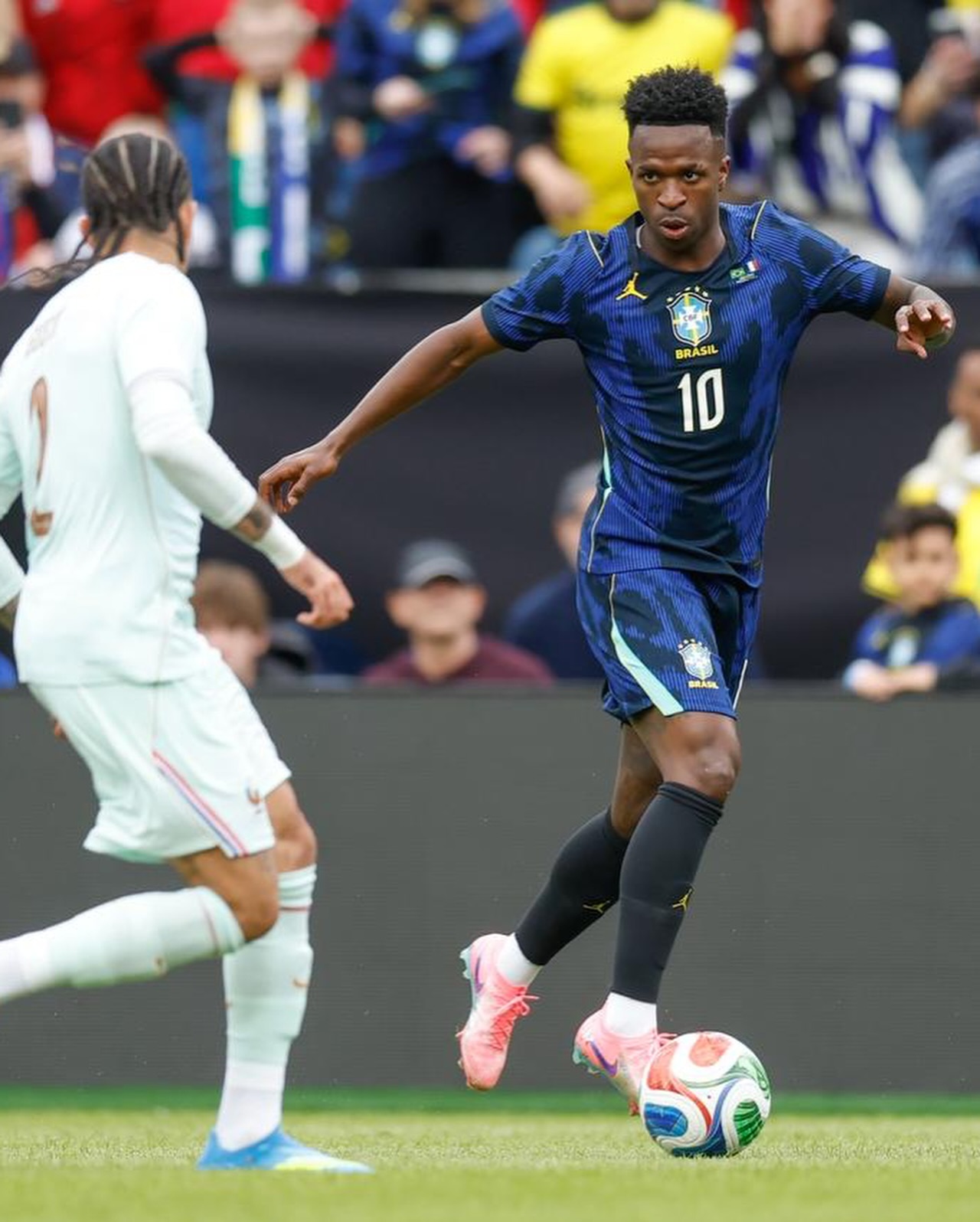 Vini Jr com a camisa da seleção brasileira
