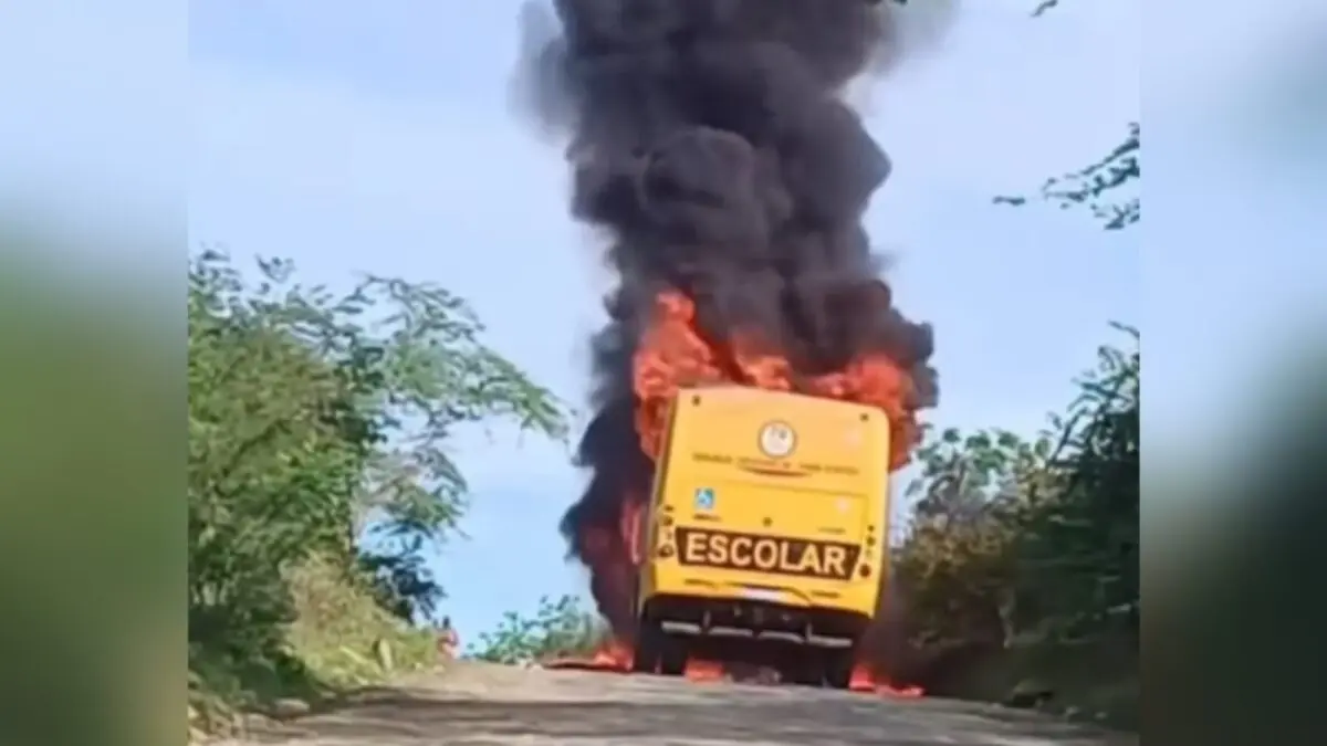 ônibus escolar consumido incêndio