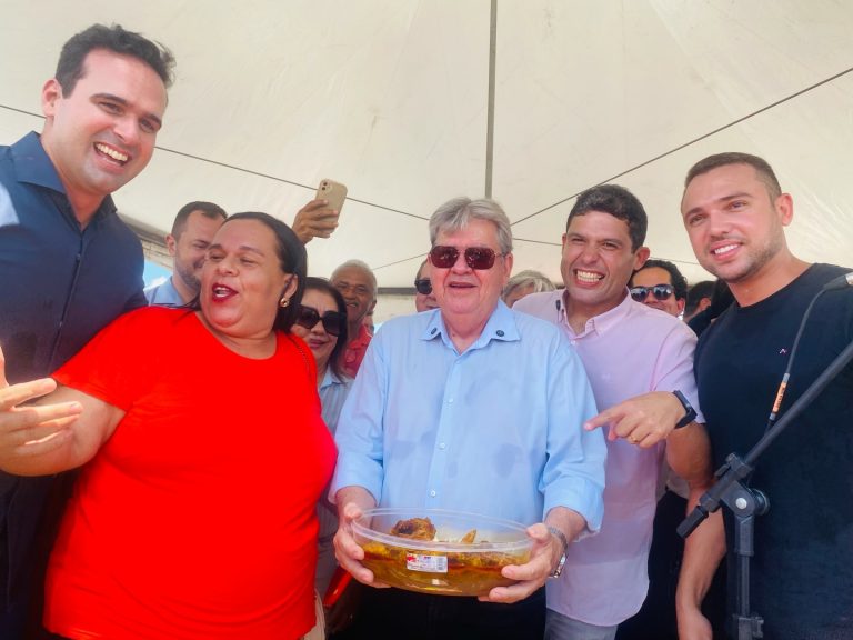 João Azevêdo recebe galinha durante evento em Guarabira