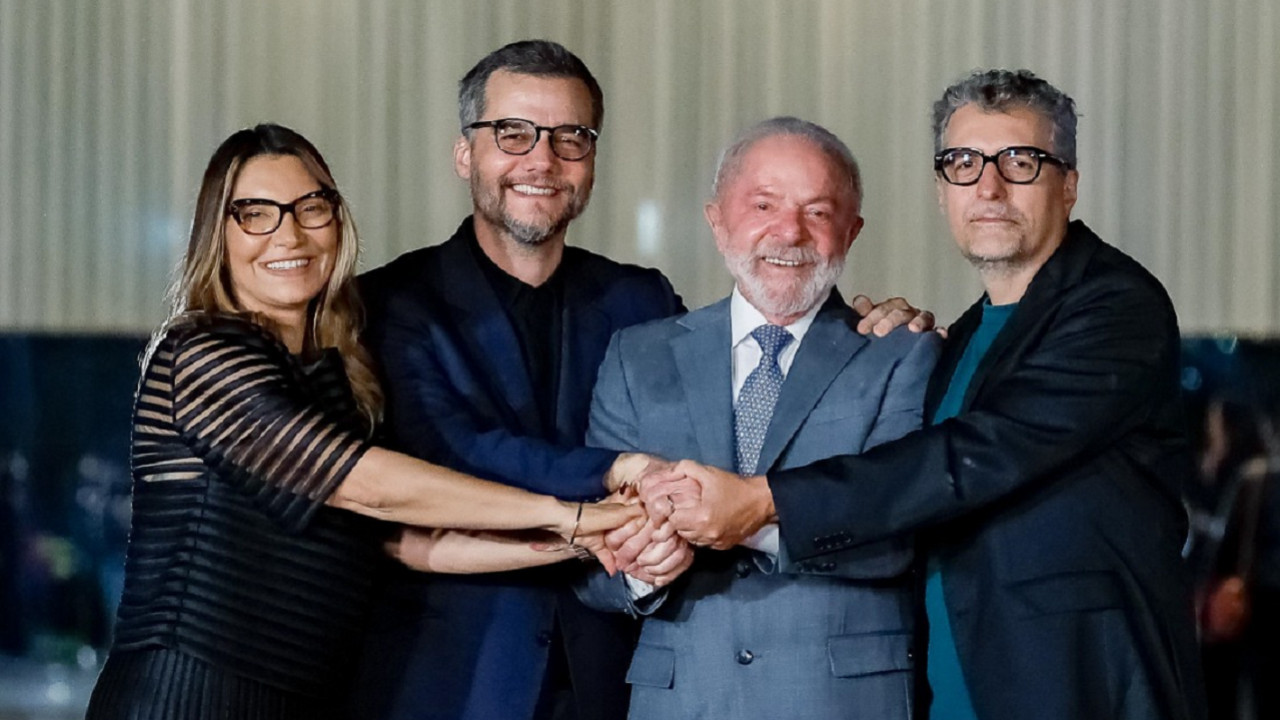 O presidente Lula e a primeira-dama Janja recebem o ator Wagner Moura e o diretor Kleber Mendonça Filho para sessão de O Agente Secreto.