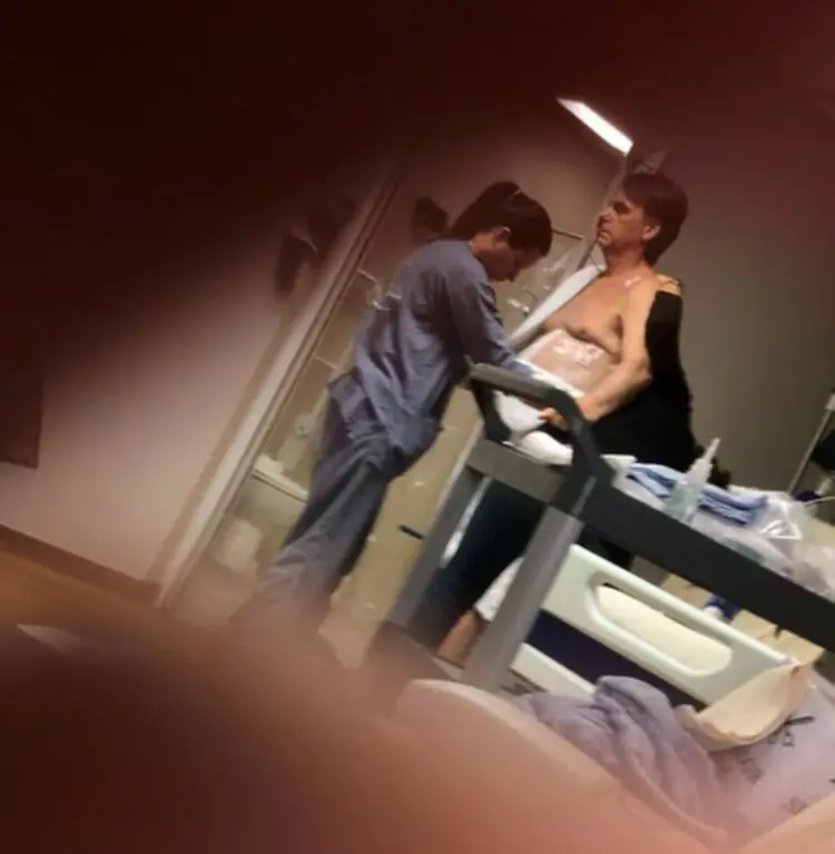 Jair Bolsonaro aparece em hospital de Brasília durante tratamento de pneumonia
