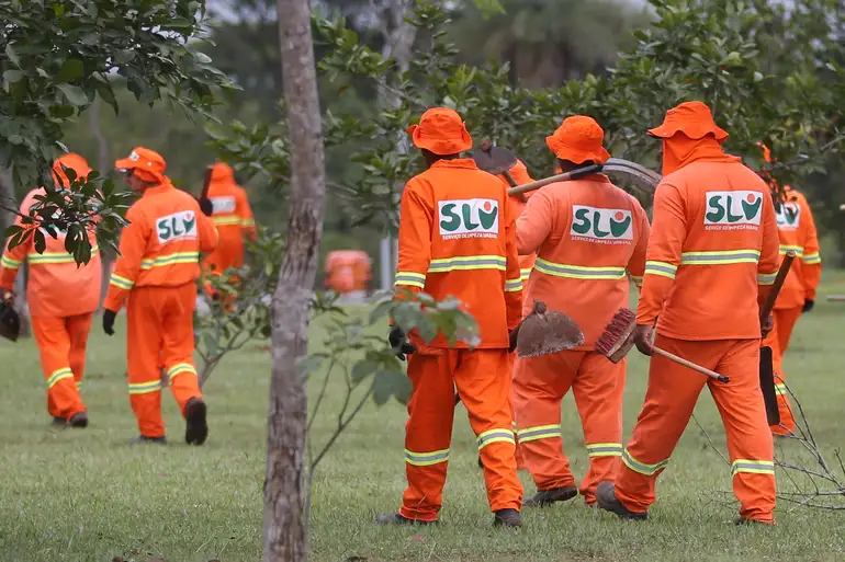 Profissionais de limpeza urbana