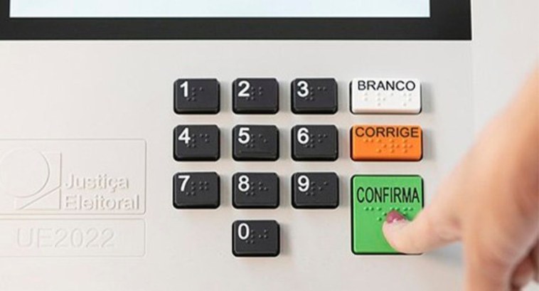 Urna eletrônica durante votação nas eleições brasileiras