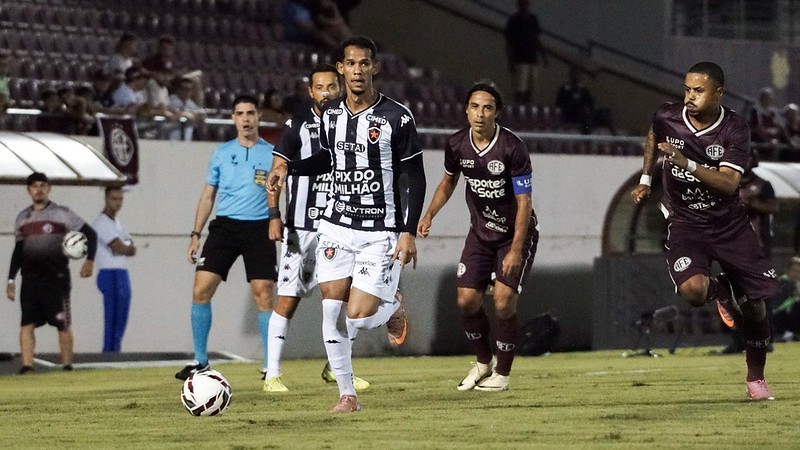 Botafogo-PB bate a Ferroviária fora de casa e assume a liderança da Série C