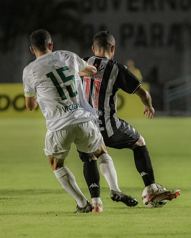 Jogadores de Botafogo-PB e Floresta disputando bola no Estádio Almeidão pela Série C