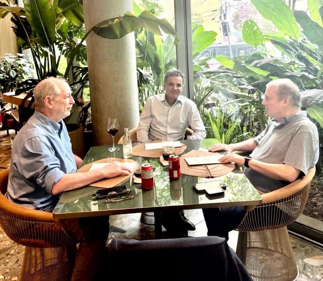 Aécio Neves em reunião com os ex-governadores Ciro Gomes e Tasso Jereissati.