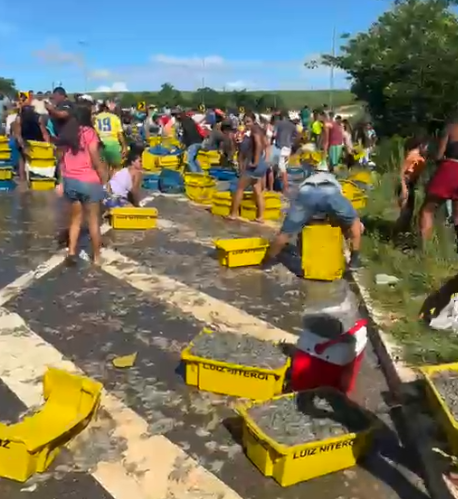 Caminhão com carga de camarão tomba na BR-101 entre Natal e João Pessoa