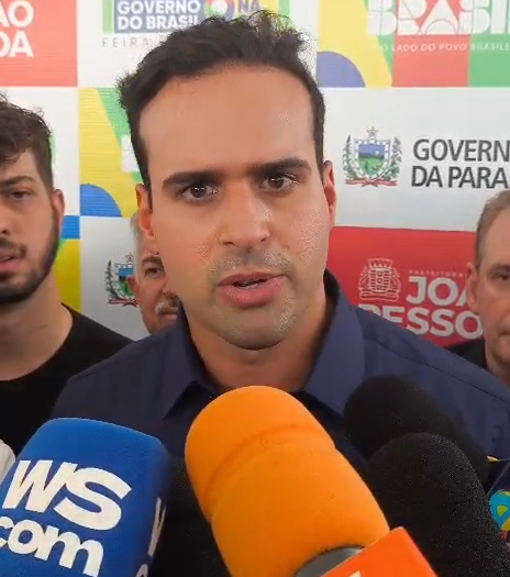 Lucas Ribeiro e Guilherme Boulos em evento da Feira da Cidadania em João Pessoa