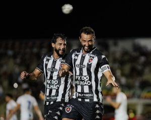 Nenê cobrando pênalti na vitória do Botafogo-PB sobre o Barra-SC na Série C 2026