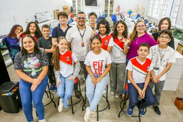 Estudantes utilizam laboratório de Ciências em escola municipal de João Pessoa (Foto: Secom;PMJP)