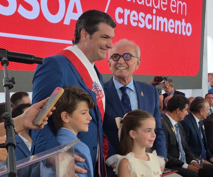 Léo Bezerra durante posse como prefeito de João Pessoa no Conventinho