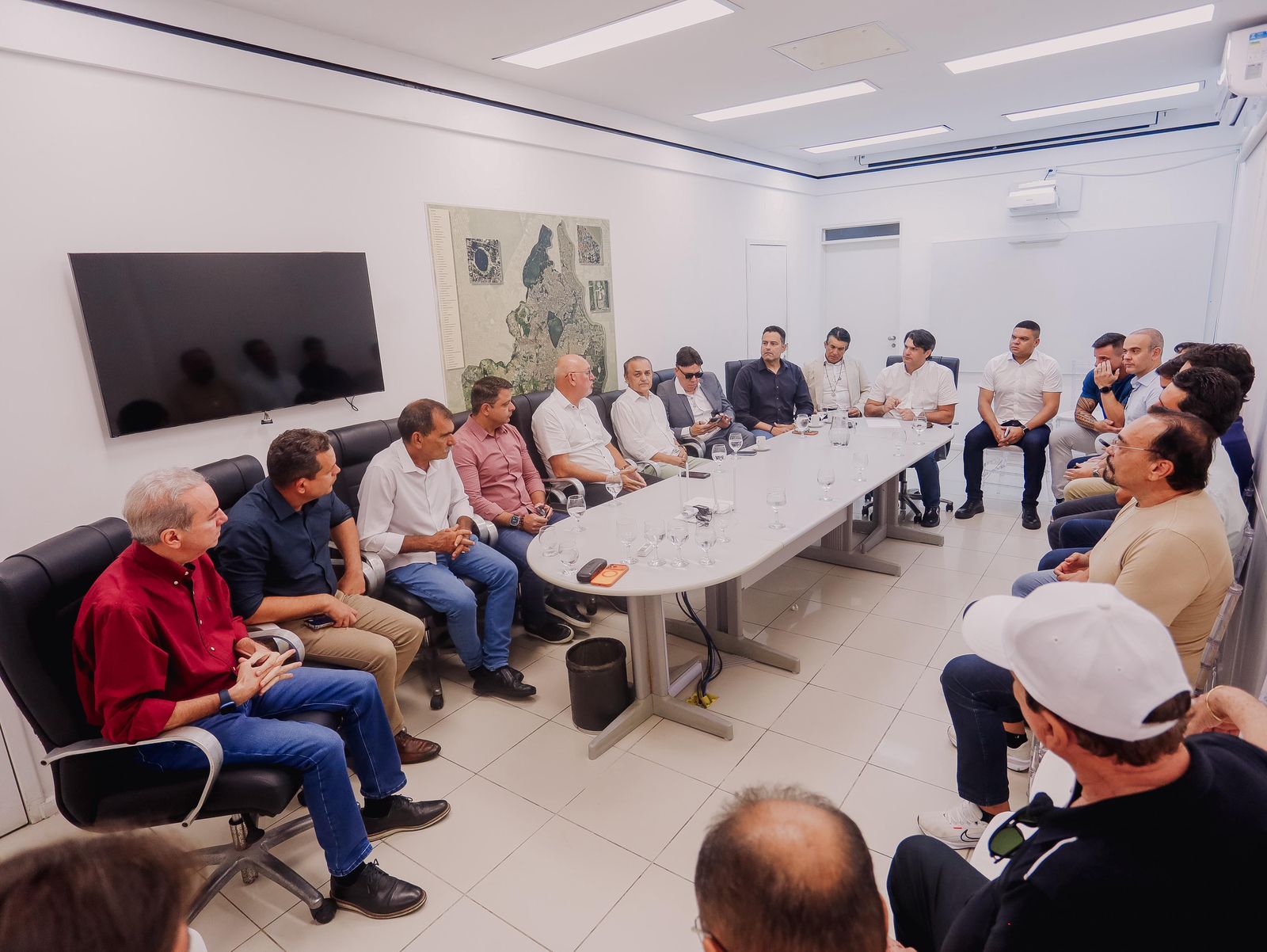 Leo Bezerra reúne vereadores de situação e oposição