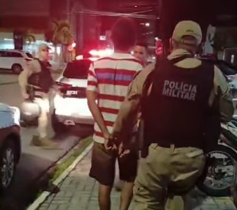 filho preso após agredir mãe idosa