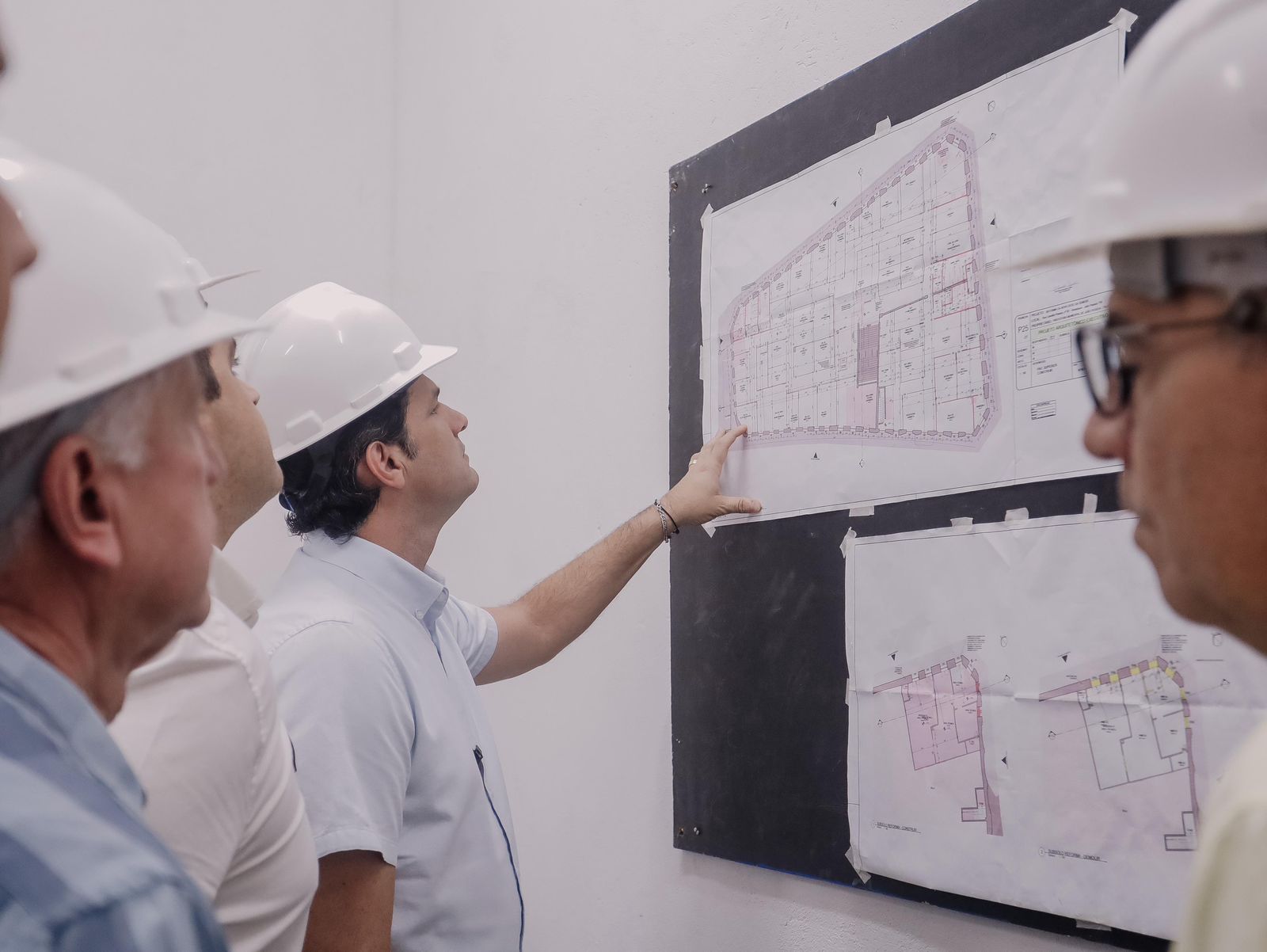 Leo Bezerra inspecionando obra
