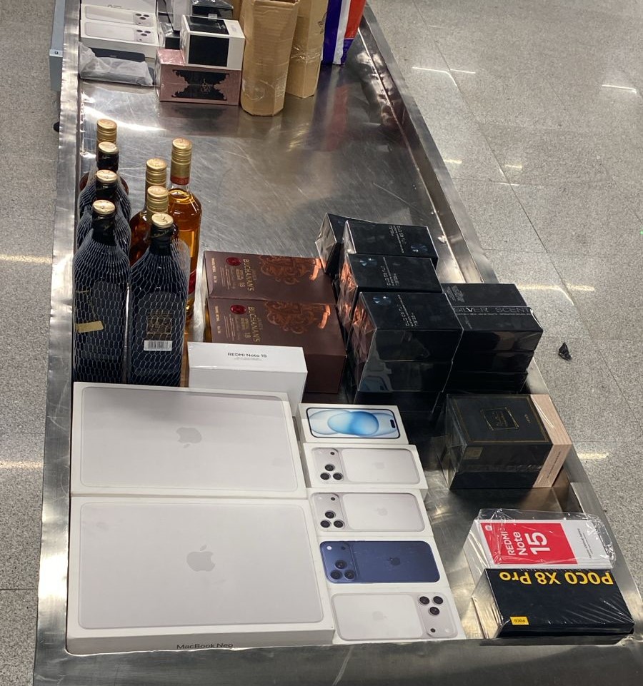 Agentes da Polícia Federal durante fiscalização no Aeroporto Castro Pinto