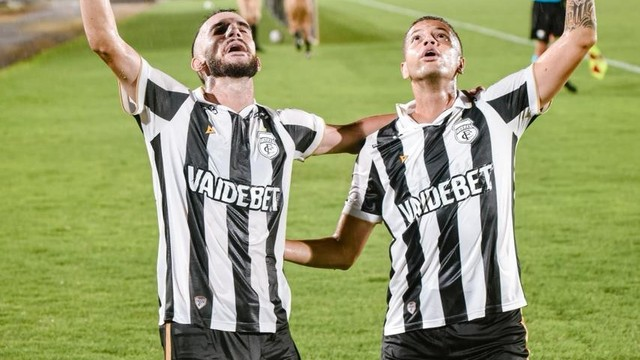Petrocelli e Pedro Maycon comemoram gol do Treze contra o Retrô (Foto: Daniel Vieira / Treze)