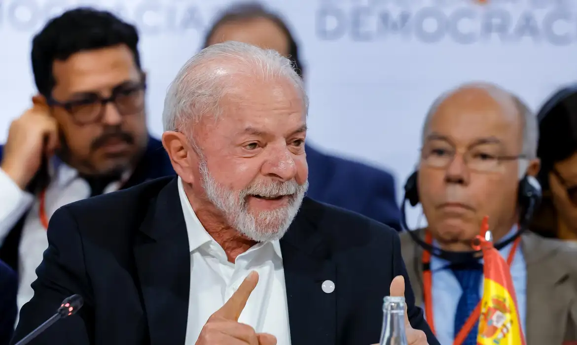 Lula discursa em fórum internacional defendendo fim da escala 6x1