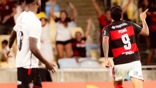 Jogadores do Flamengo comemoram gol em vitória sobre o Vitória no Maracanã pela Copa do Brasil