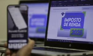 Contribuinte acessando sistema da Receita Federal para enviar declaração do Imposto de Renda