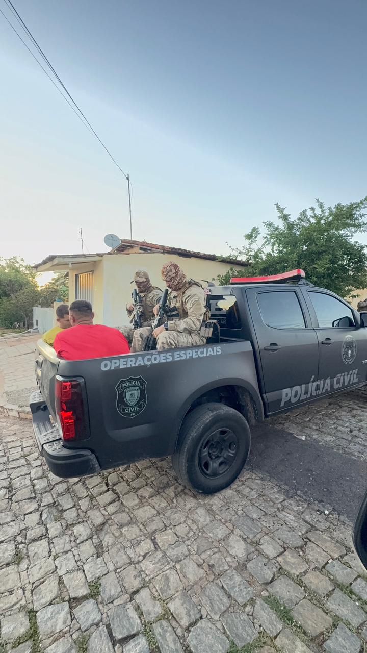 Viaturas da Polícia Civil durante operação contra organização criminosa em Patos, na Paraíba