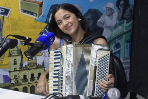 Lily Sanfoneira durante apresentação da música vencedora do Festival de Música da Paraíba no Teatro de Arena do Espaço Cultural.