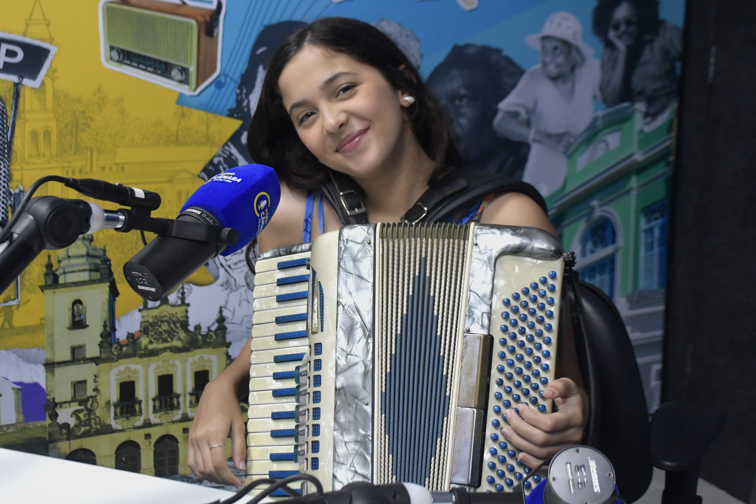 Lily Sanfoneira durante apresentação da música vencedora do Festival de Música da Paraíba no Teatro de Arena do Espaço Cultural.
