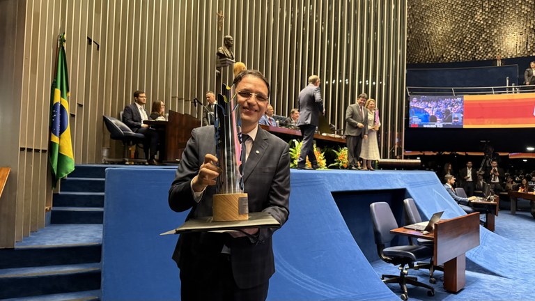 Erivonaldo Alves recebe comenda por avanço na alfabetização na Paraíba