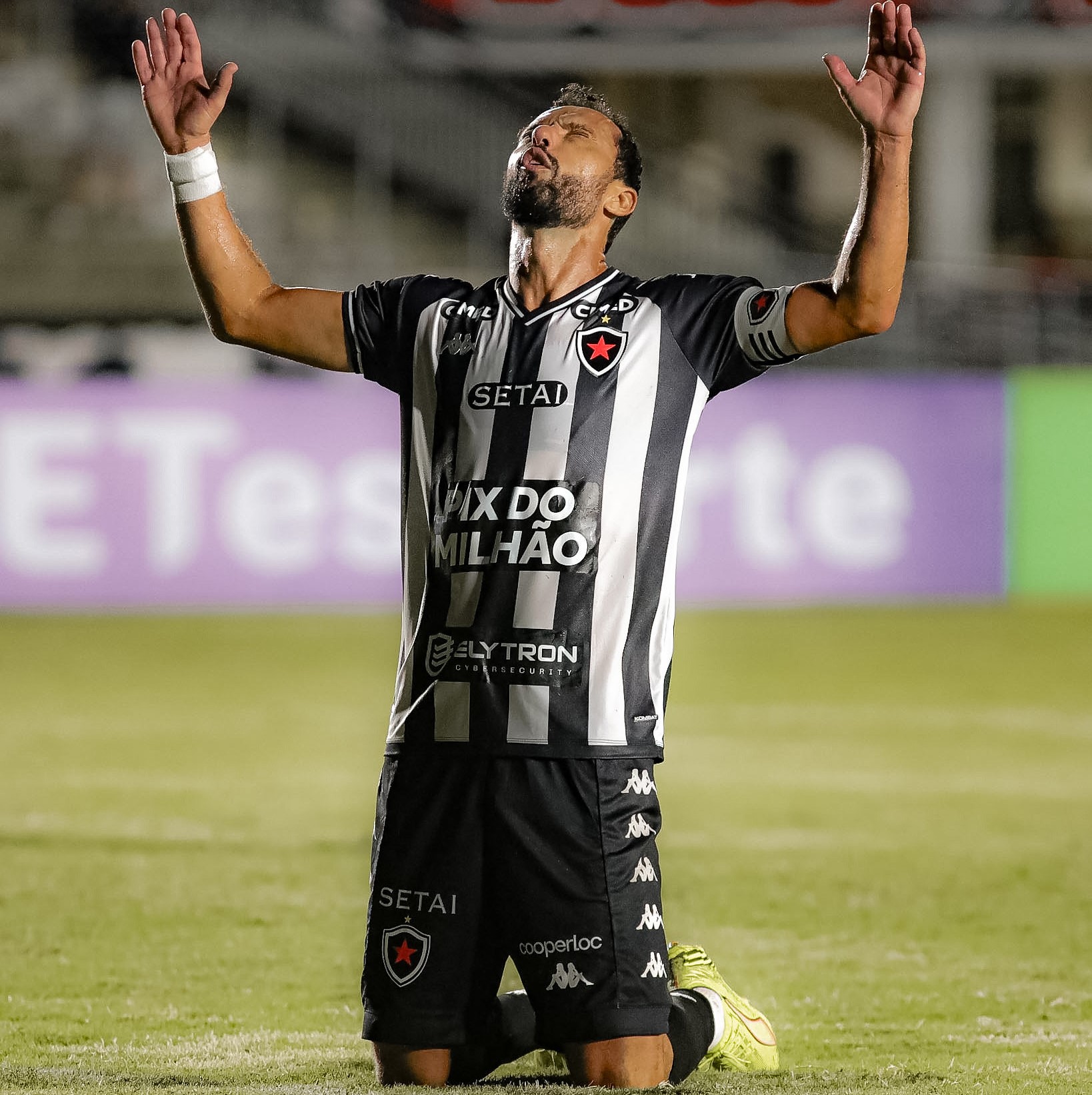 Nenê comemora um dos gols na vitória do Botafogo-PB sobre o Maringá pela Série C no Almeidão.